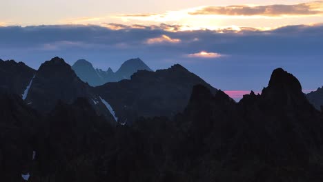 Berglandschaft-Dynamische-Langsame-Stabile-Drohnenaufnahme-Bei-Sonnenaufgang-In-Alpiner-Umgebung-Und-Scharfen-Bergrücken-2