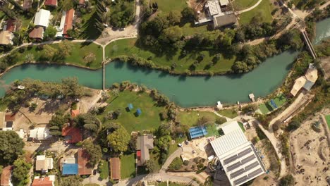 nir david kibbutz cerca del valle de beit shean con el río, vista aérea