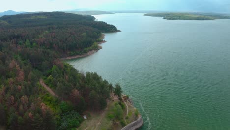 Vista-Aérea-Del-Bosque-Cerca-Del-Embalse-De-Koprinka-Cerca-De-Kazanlak-Bulgaria