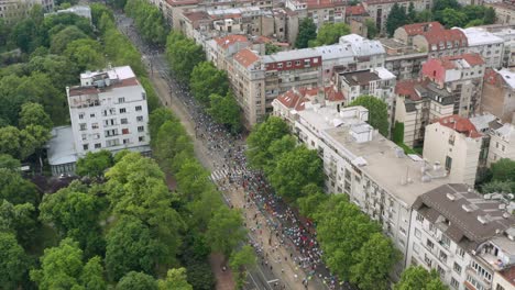 Vogelperspektive-Von-Athleten,-Die-Beim-Beogradski-Marathon-Auf-Der-Autobahn-Von-Belgrad-Rennen