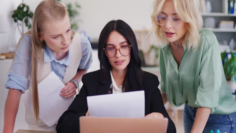 Team-Leader-Discusses-Project-with-Team-Members