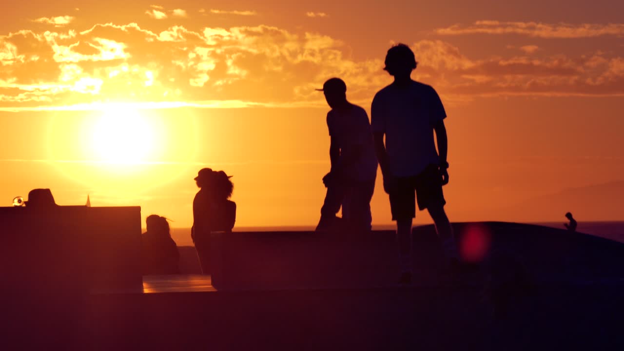 해가 지는 스케이트 파크 실루