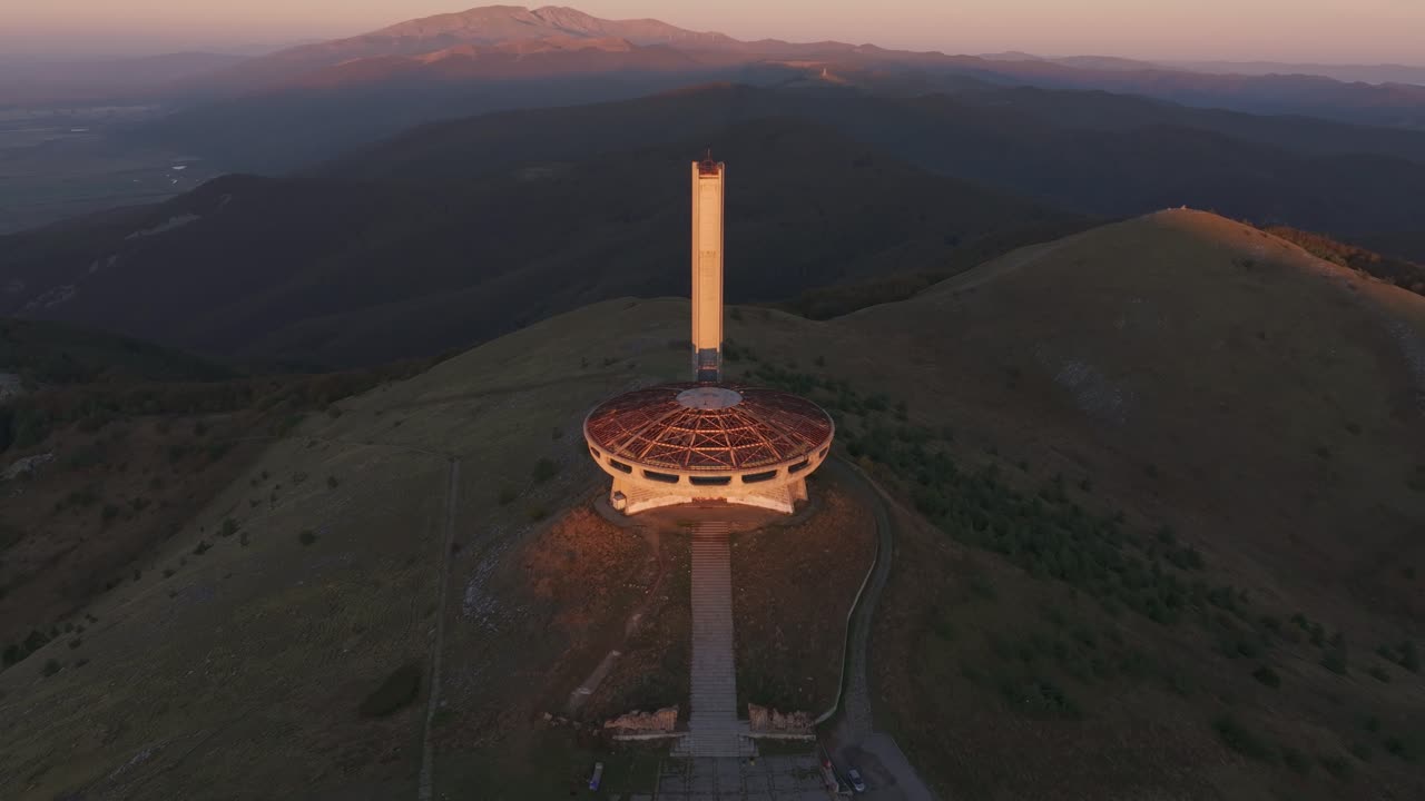 Разрушающийся купол Бузлуджи на фоне рассветных вершин, Болгария