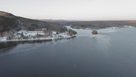 Volando-Hacia-Una-Comunidad-Turística-En-La-Orilla-Del-Lago-Moosehead-Al-Amanecer-Aéreo