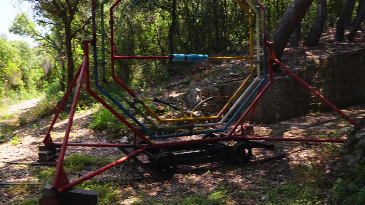 크로아티아의 몬테 마돈나 (monte madonna) 와 오래된 철도에서 물건을 이동하는 데 사용되는 장치