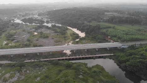 Riesige-Brücke-überspannt-Einen-Fast-Ausgetrockneten-Dann-Pennai-Fluss-In-Indien