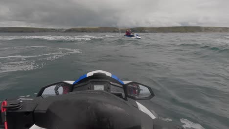 POV-Aufnahme-Von-Jetskifahrern,-Die-Sich-Vor-Der-Küste-Von-Newquay,-Cornwall,-Neu-Formieren