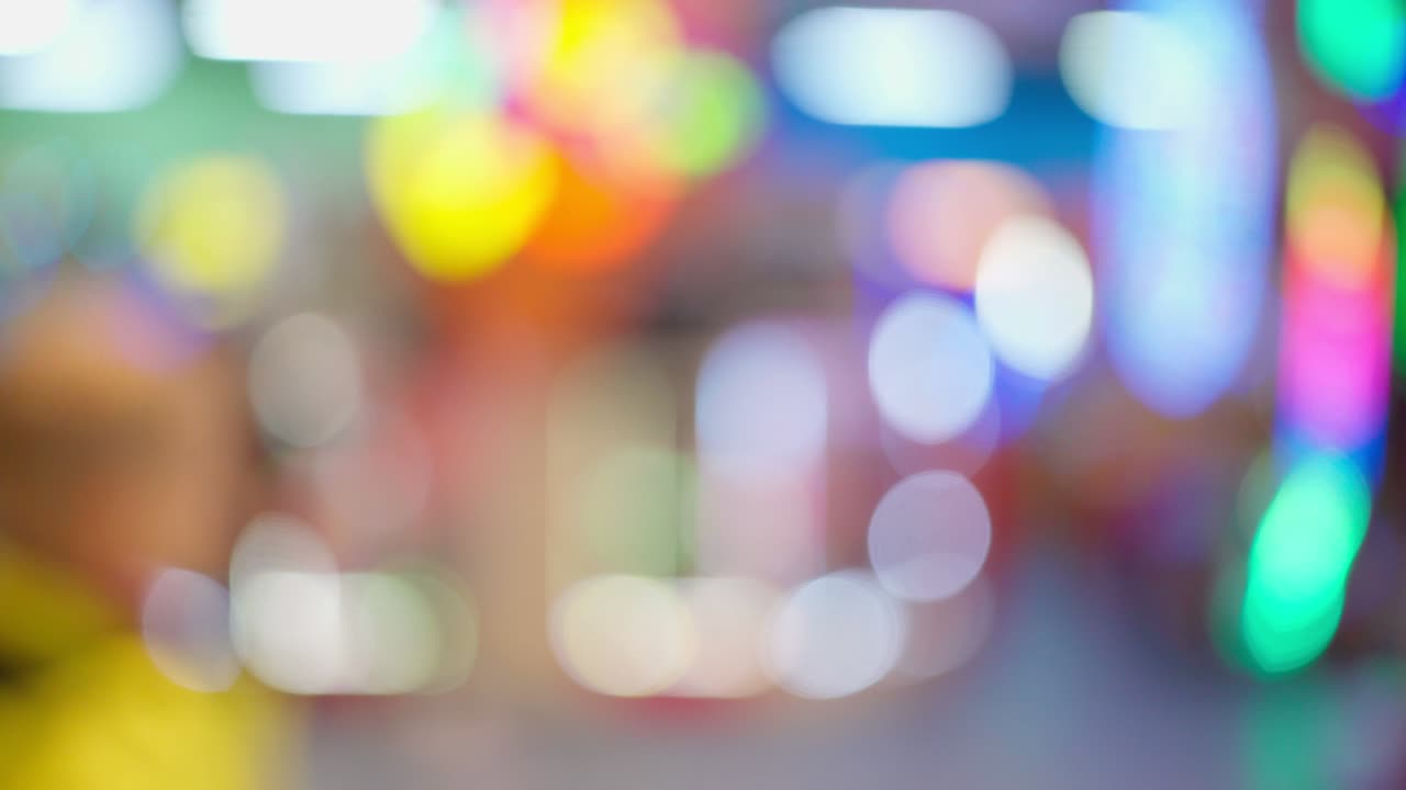 다채로운 밝은 불빛이 흐릿한 초점에서 박이는 엔터테인먼트 센터 밝은