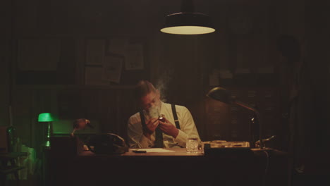 detective en su oficina.