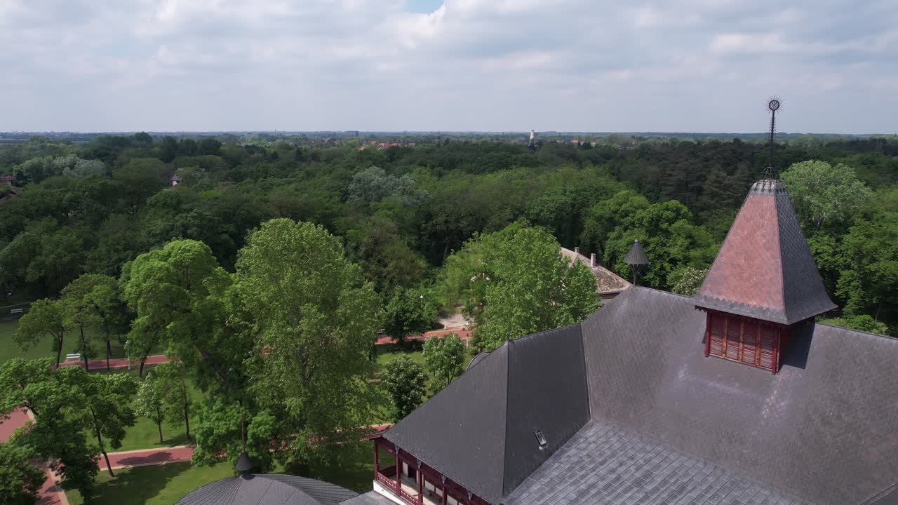 vista aérea del parque del lago palic y el edificio de la gran terraza, vojvodina, serbia, revelando una toma de avión no tripulado