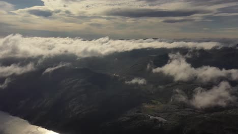 imágenes aéreas de la hermosa naturaleza de noruega sobre las nubes.