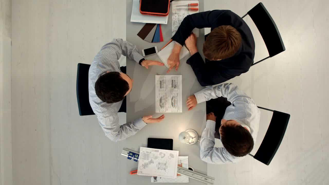 vista superior del equipo de negocios discutiendo el plan de la casa