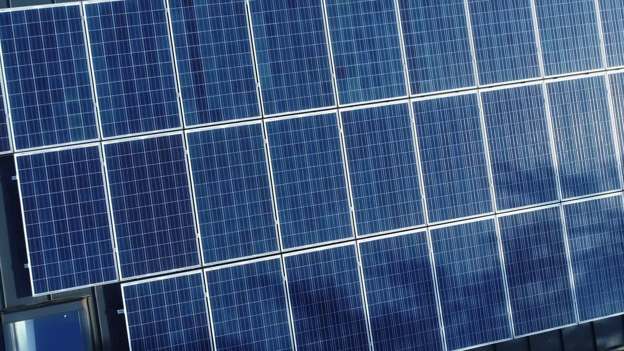 Avvicinamento ai pannelli solari su un tetto moderno