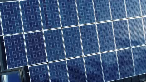 acercándose a los paneles solares en el techo moderno