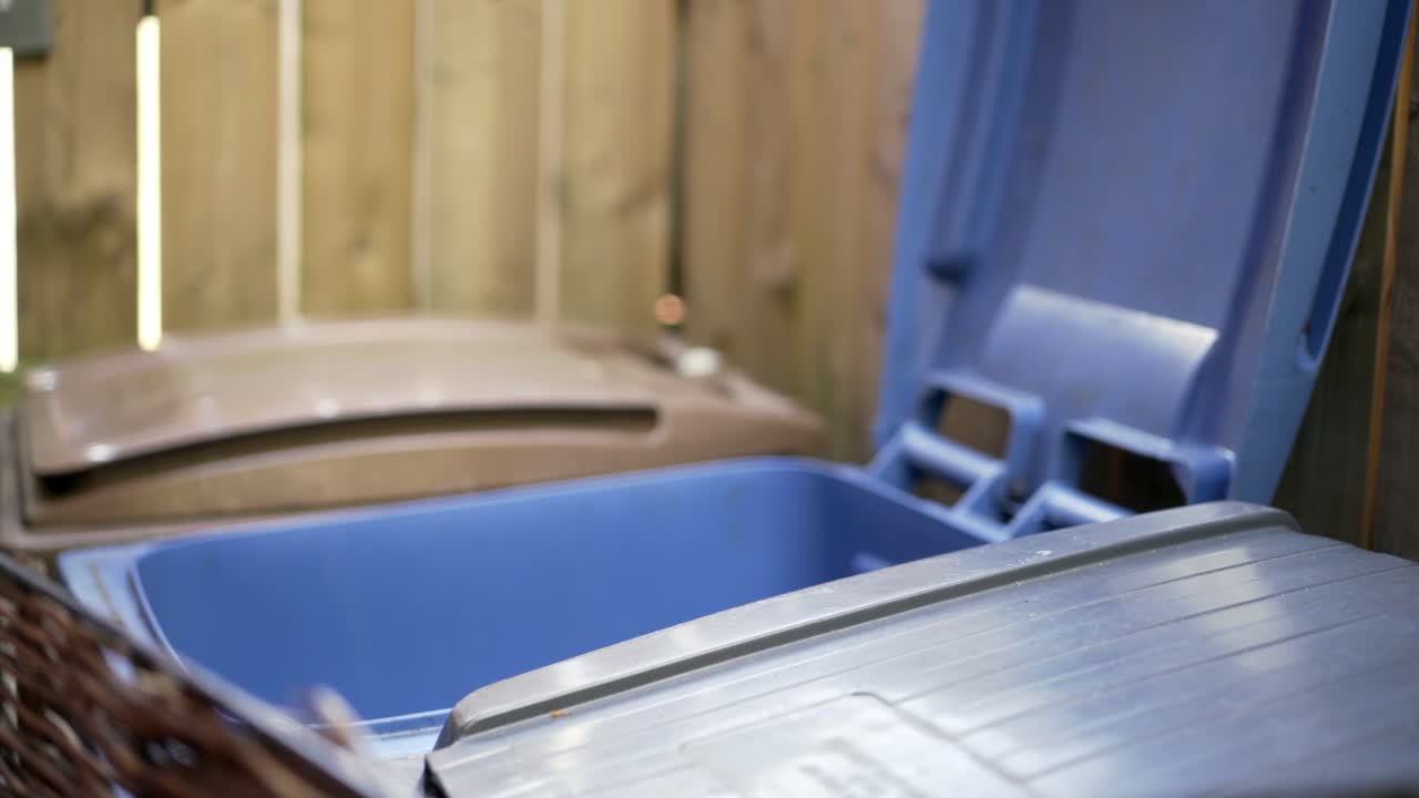 poner basura en el bote de basura o basura en el contenedor