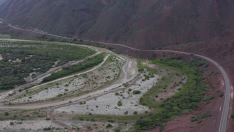 Antenne---Autobahn-Und-Berge,-Cafayate,-Argentinien,-Weit-Aufsteigender-Schuss