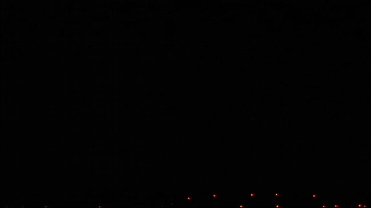 Fulmini illuminano un versante collinare 1