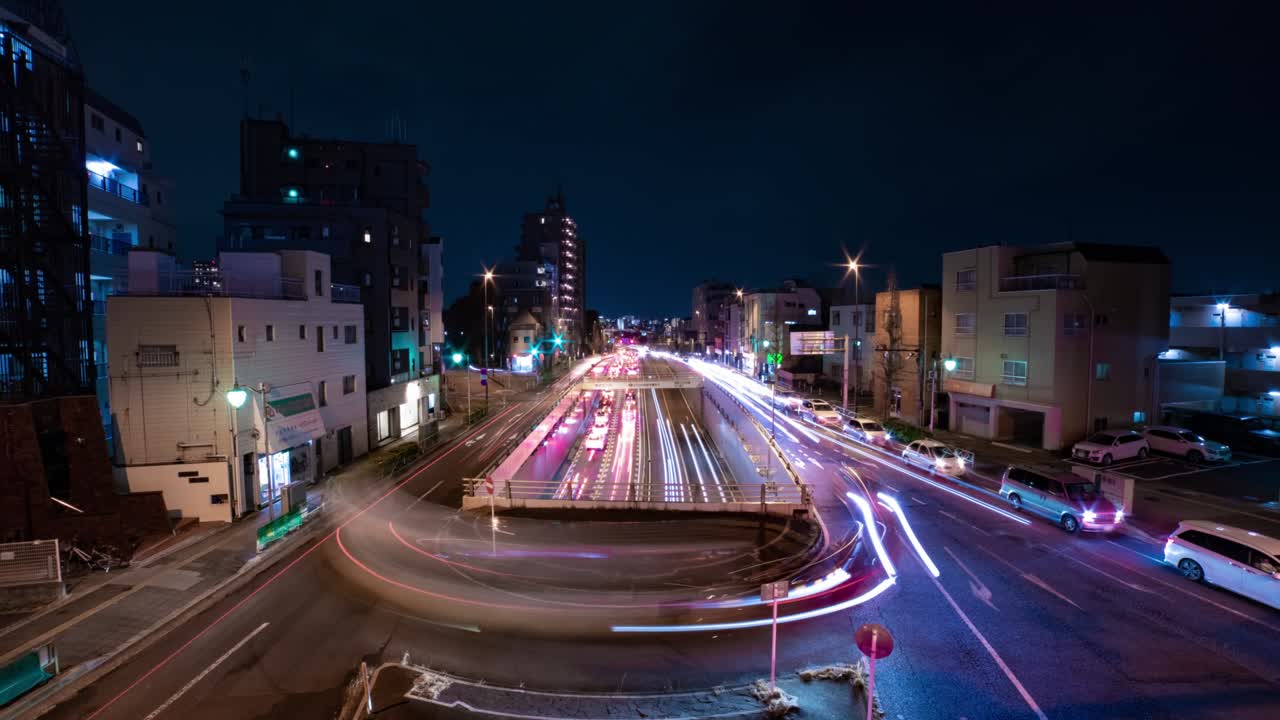 un timelapse nocturno del atasco de tráfico en la calle de la ciudad en tokio.
