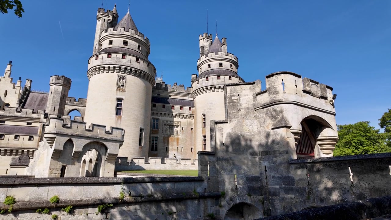 Filmato architettonico del Castello di Pierrefonds che evidenzia le sue torri da favola e il design da fortezza in Francia