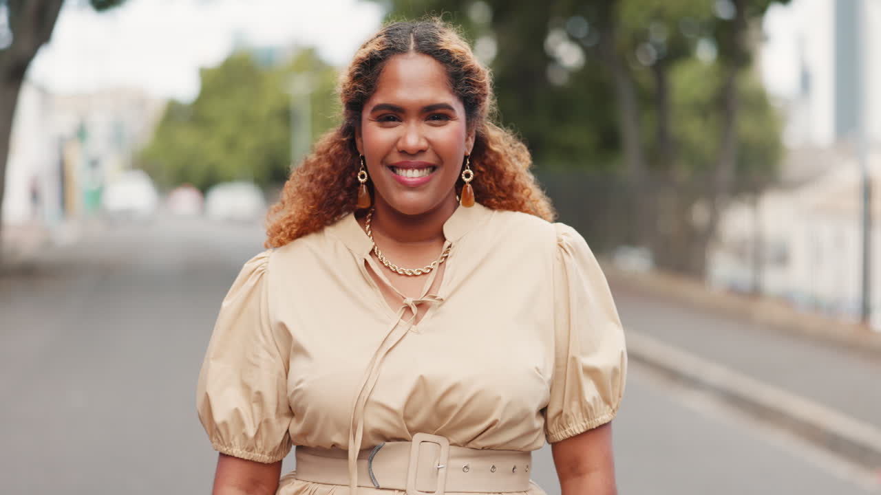 cara, liderazgo y mujer de negocios en la ciudad listo