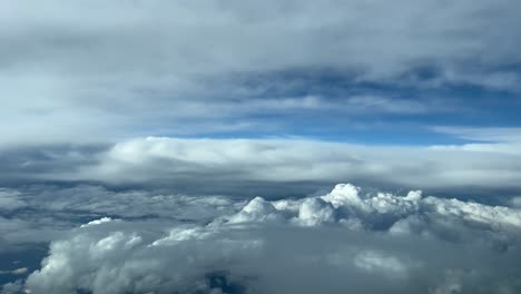 vista aérea desde un cielo turbulento y desordenado tomado desde una cabina de jet durante el nivel de crucero