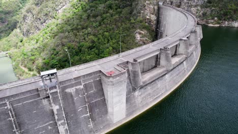 el cajon dam es el centro turístico de honduras para extranjeros.