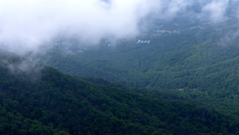 Die-Vergrößerte-Statische-Aufnahme-Zeigt-Dicht-Bewaldete-Hügel,-Die-Von-Tiefliegenden-Wolken-Umhüllt-Sind