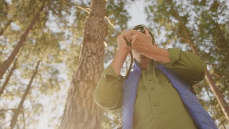 Senior-Activo-Tomando-Fotografías-En-El-Bosque.