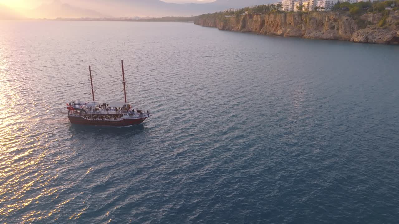 지중해 연안에서 일몰 크루즈