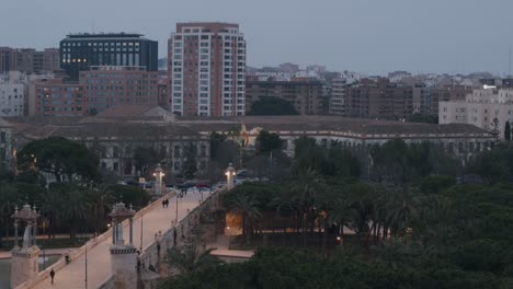 Puente-Del-Mar-Mit-Abendlichtern-In-Valencia,-Spanien