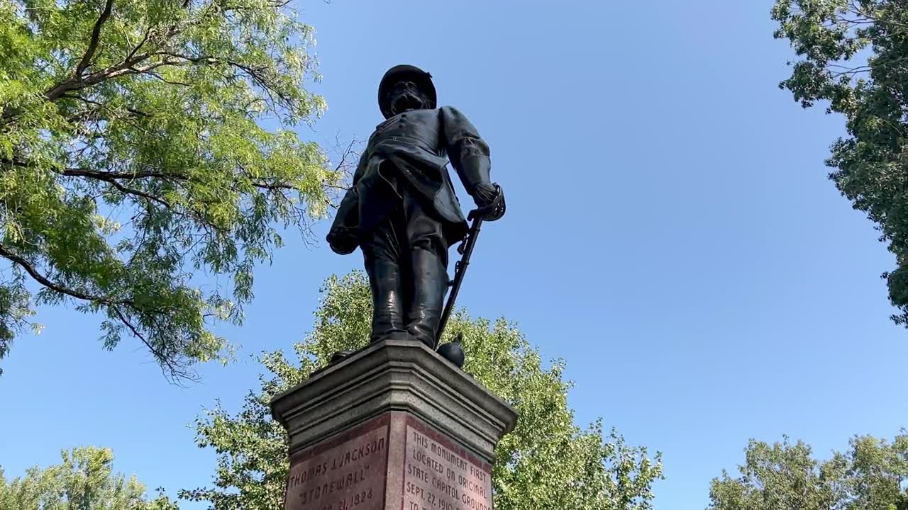 estatua de stonewall jackson, monumento en los terrenos de la capital del estado en charleston, virginia occidental