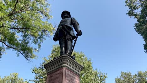 Estatua-De-Stonewall-Jackson,-Monumento-En-Los-Terrenos-De-La-Capital-Del-Estado-En-Charleston-West-Virginia