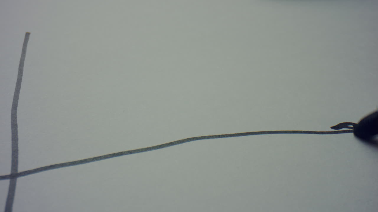 диаграмма, нарисованная рукой женщины с помощью маркера. макрограмма маркера, написанная на бумаге