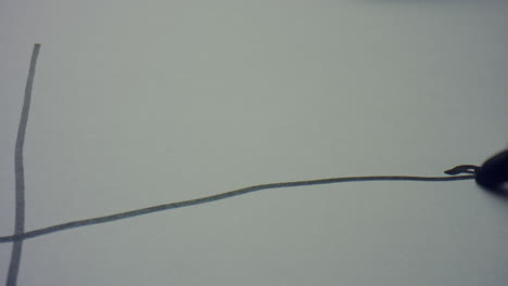 diagrama de dibujo a mano de una mujer con un marcador. macro de la escritura del marcador en papel