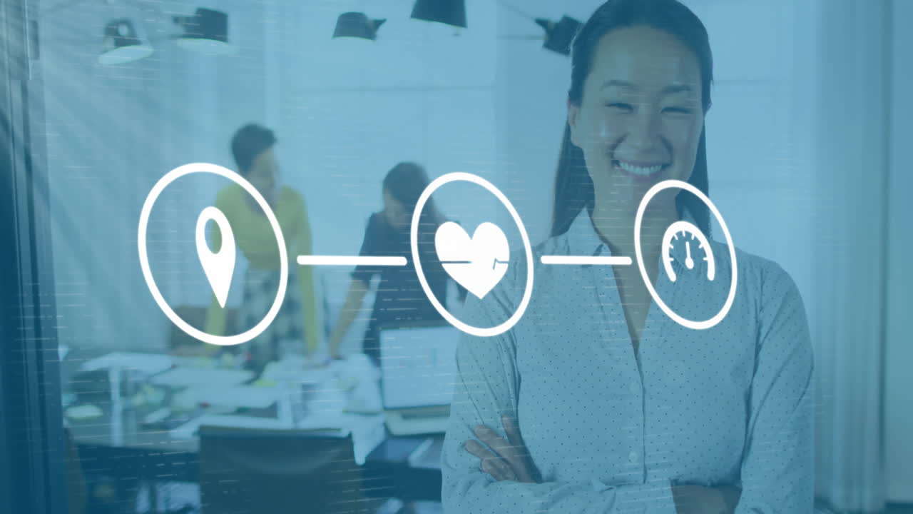 아이콘과 렌즈 플레어의 흐름 차트의 애니메이션, 미소 짓는 아시아 여성이 사무실에서 팔을 고 서 있습니다.