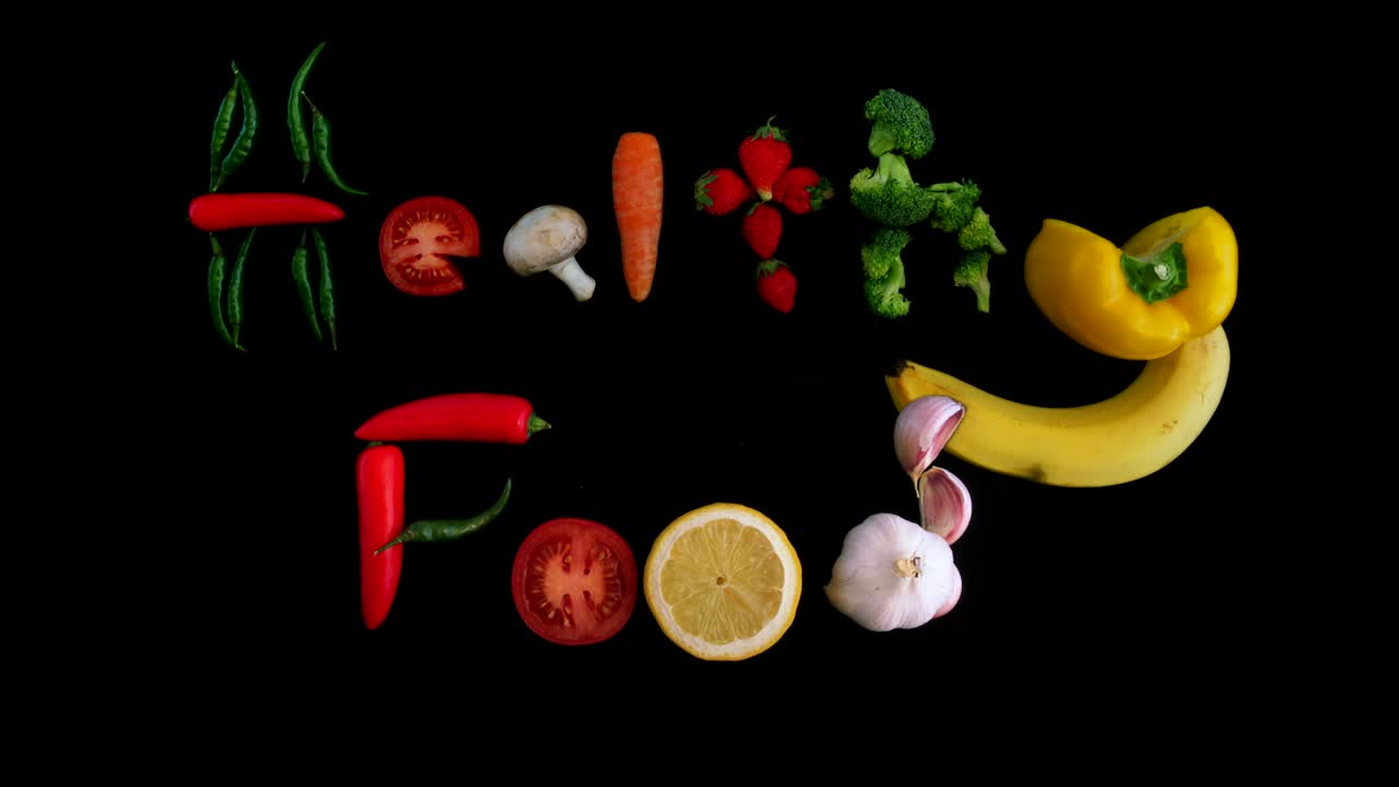 버섯, 딸기, 당근 및 러드와 함께 건강한 음식 애니메이션 배경, 눈에 띄고 재미있는 레트로 독특한 스타일로 애니메이션