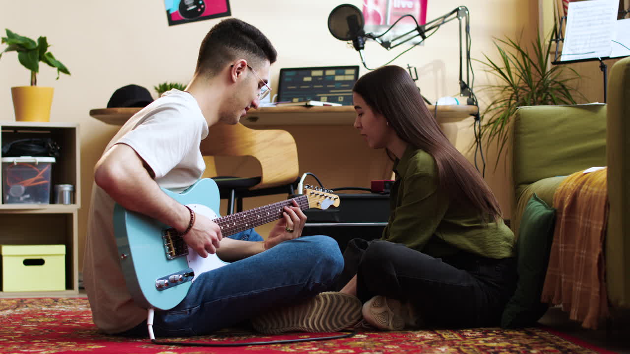 음악을 즉흥적으로 연주하는 커플