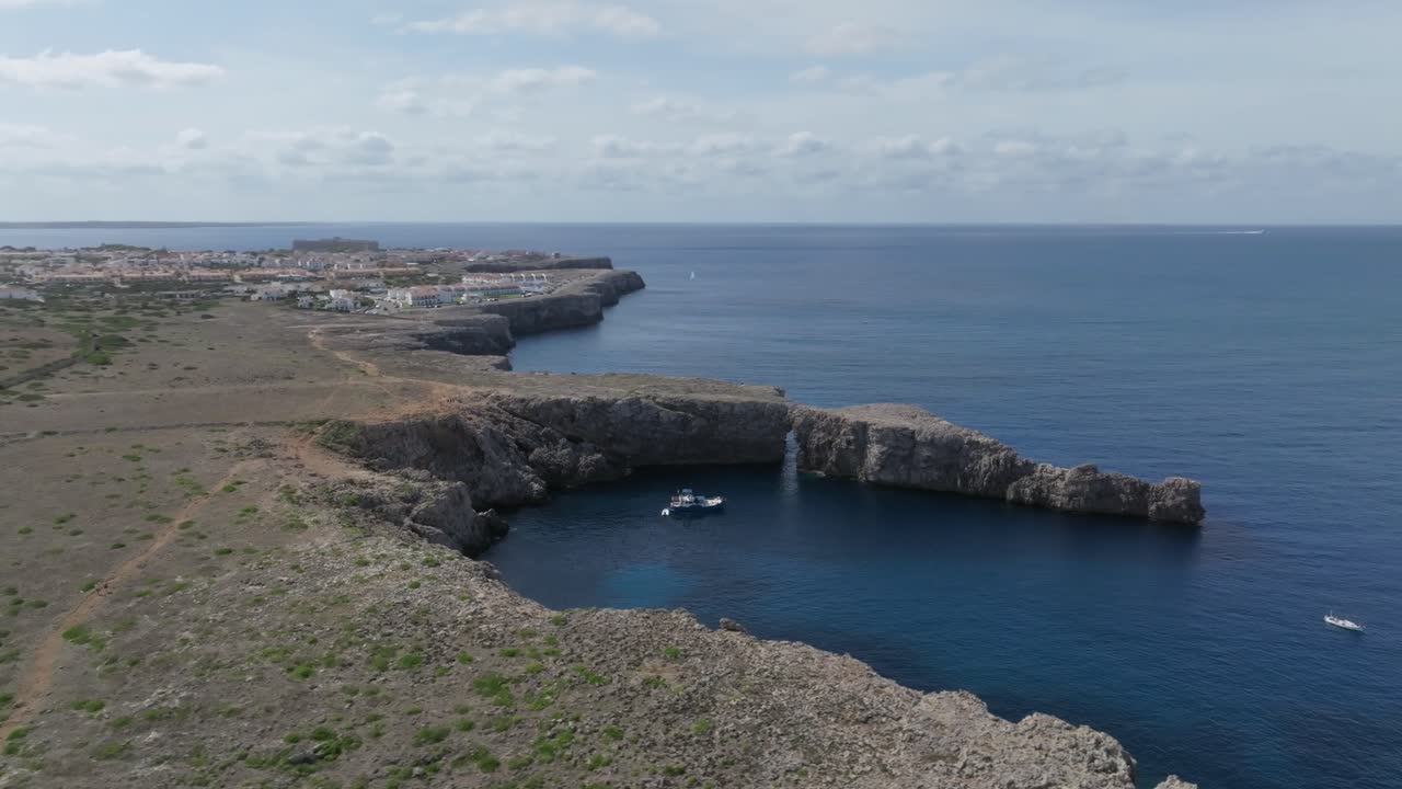 drone volando alrededor de los acantilados de port den gil al atardecer a lo largo de la espectacular costa de menorca