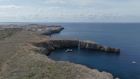 Drohne-Fliegt-Bei-Sonnenuntergang-Um-Die-Klippen-Von-Port-Den-Gil-Entlang-Der-Spektakulären-Küste-Von-Menorca