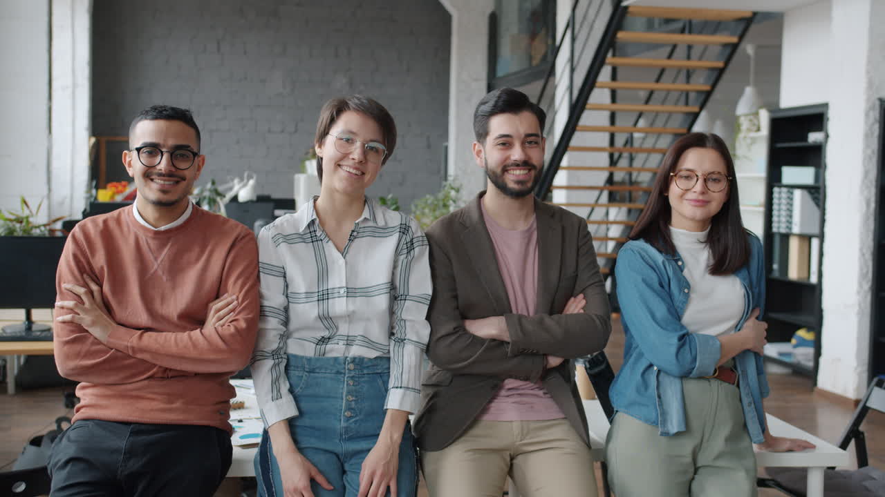 Retrato de equipo en oficina moderna