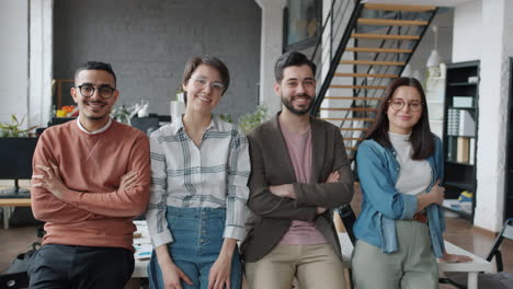 retrato de equipa num escritório moderno