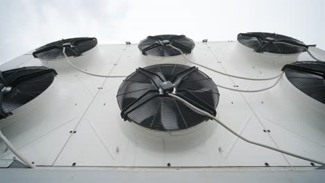 aire acondicionado en el techo de un edificio industrial.