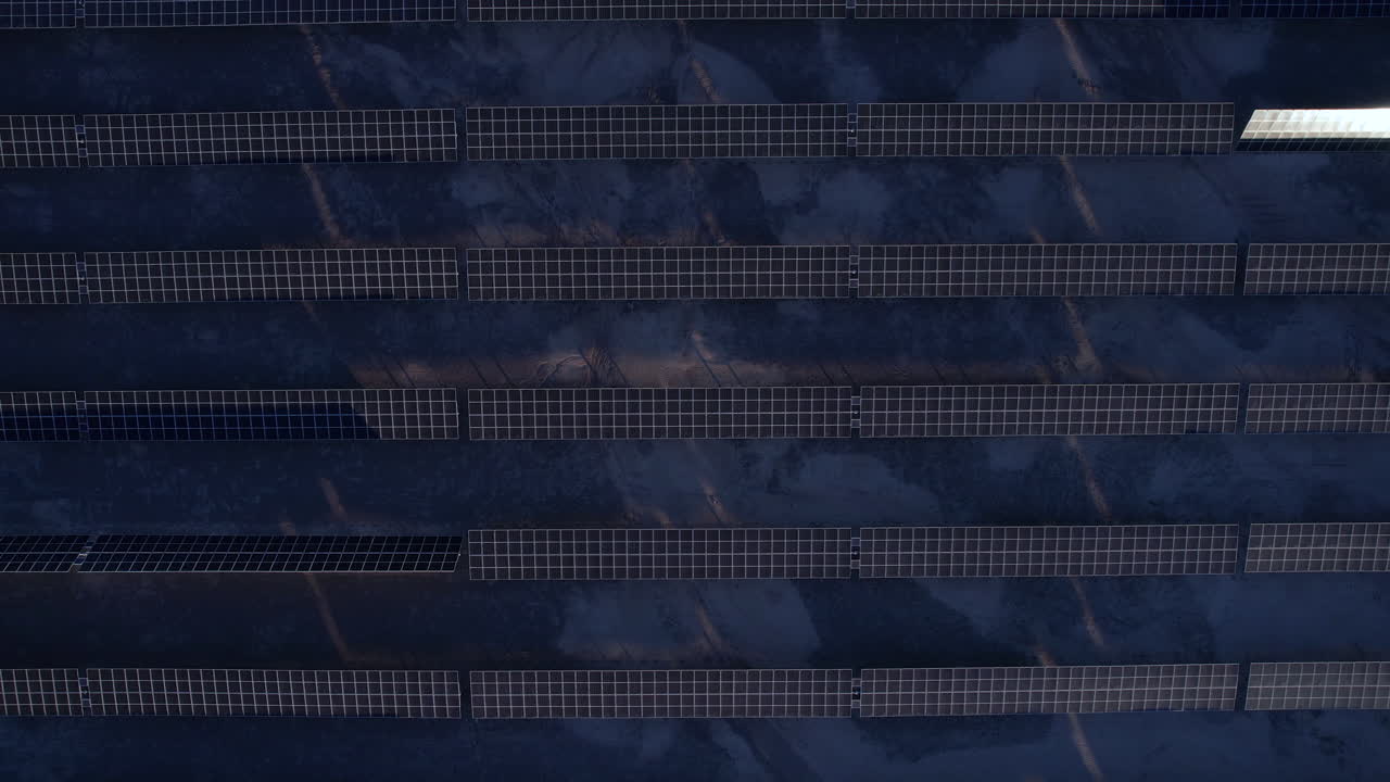 conjunto de paneles solares, vista aérea de la planta de energía solar al crepúsculo