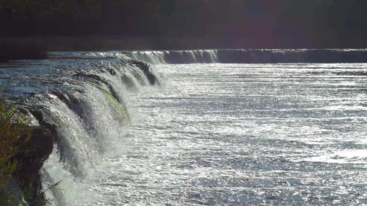 라트비아 쿨디가 시에 위치한 화창한 가을날 유럽에서 가장 넓은 폭포인 벤타 강 급속 와이드 샷