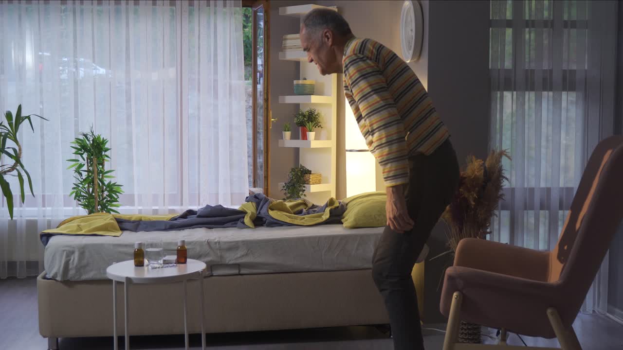 병든  ⁇ 은이가 침대에 누워있어요. 쉬세요, 자세요.