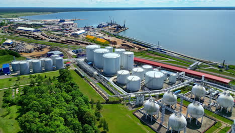 tanques de almacenamiento industrial de petróleo en la costa de la bahía de paldiski en paldiski, estonia