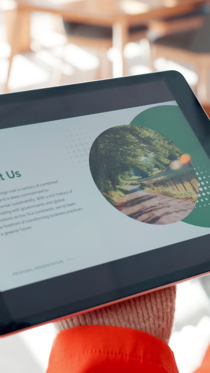 Mano tiene tablet con presentazione aziendale sull'ambiente