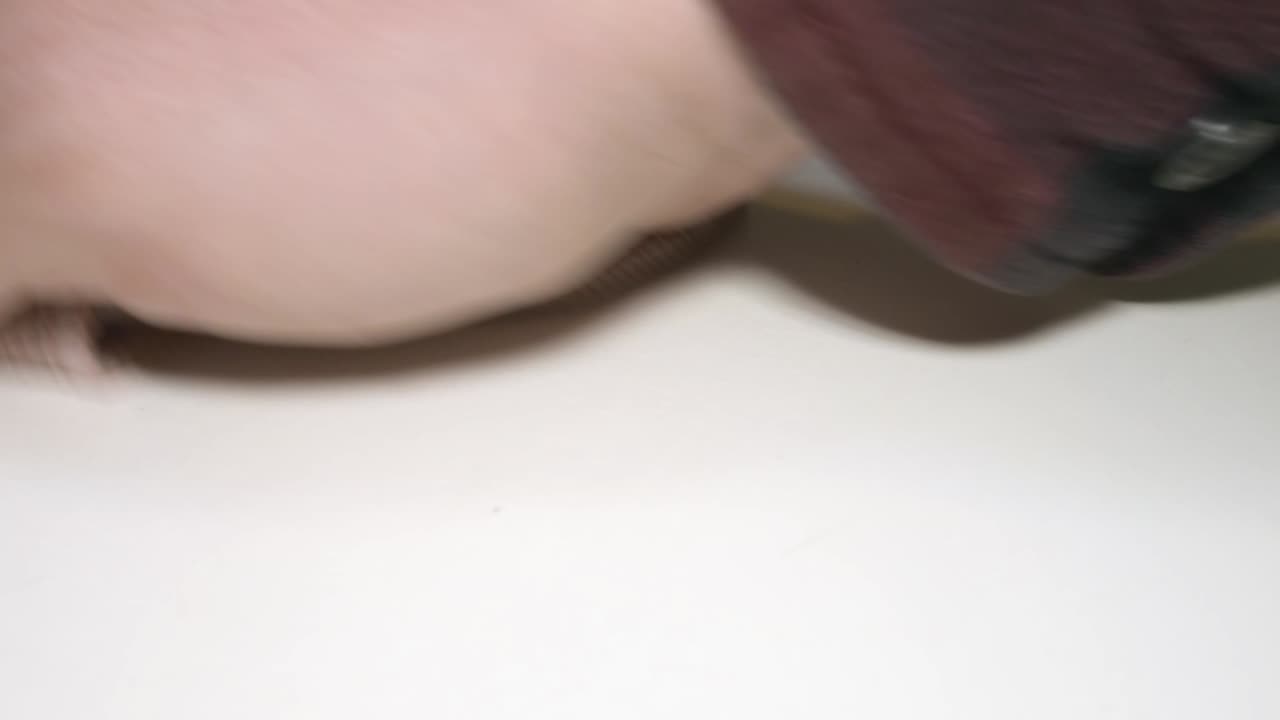 con toallitas de trapo café manchado encimera blanca limpia, de cerca