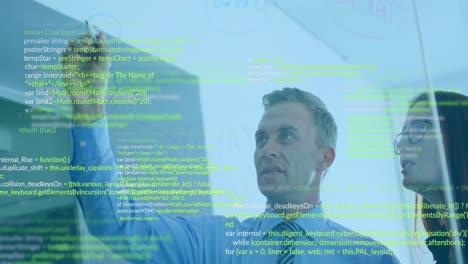 animazione dell'elaborazione dei dati su diversi uomini e donne che discutono su pannelli di vetro in ufficio