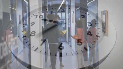 animación de reloj moviéndose sobre diversos colegas discutiendo el trabajo